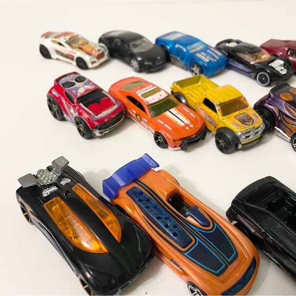Lot of 23 Hot Wheels Diecast Cars - Picture 13 of 16